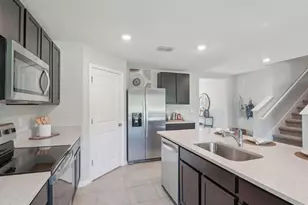 35702 Durand Ct, Zephyrhills, FL 33541 - Photo 5