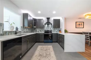 1097 Eden Isle Blvd NE, Saint Petersburg, FL 33704 - Photo 25