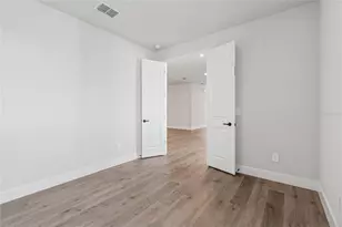 2825 Marrakesh Ln, Sarasota, FL 34234 - Photo 5