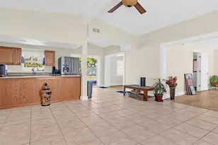 7063 S Shore Dr S, Saint Petersburg, FL 33707 - Photo 7