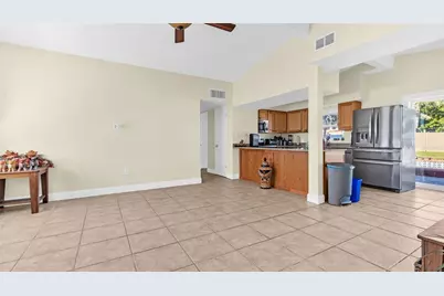 7063 S Shore Drive S, Saint Petersburg, FL 33707 - Photo 5