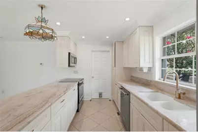 8235 39th Avenue N, Saint Petersburg, FL 33709 - Photo 5