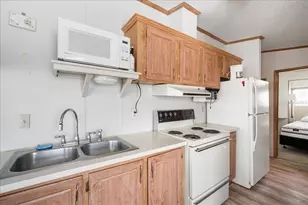 35045 Cynthia Ave, Zephyrhills, FL 33541 - Photo 11