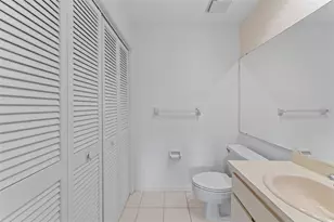 15233 W Pond Woods Dr, Tampa, FL 33618 - Photo 17