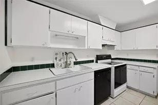 1207 Eastloch Ct, Sun City Center, FL 33573 - Photo 7