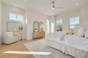 921 12th St N, Saint Petersburg, FL 33705 - Photo 27