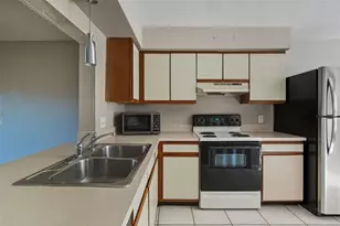 16545 Lake Brigadoon Cir, Tampa, FL 33618 - Photo 9