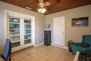 1725 Bradshaw Ln N, Saint Petersburg, FL 33710 - Photo 7