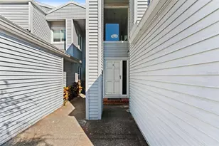 9727 Tiffany Oaks Ln, Tampa, FL 33612 - Photo 3