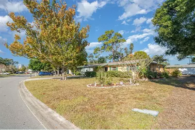 4652 Maceachen Boulevard, Sarasota, FL 34233 - Photo 3