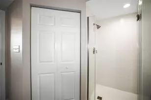 6495 Shoreline Dr, Saint Petersburg, FL 33708 - Photo 9