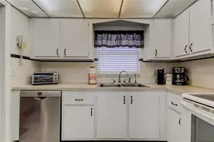 4775 Cove Cir, Saint Petersburg, FL 33708 - Photo 13