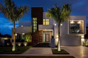 356 Bayview Dr NE, Saint Petersburg, FL 33704 - Photo 1