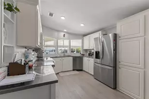 7048 Mt Essex Dr NE, Saint Petersburg, FL 33702 - Photo 7