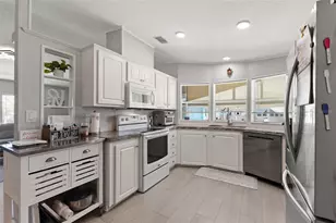 7048 Mt Essex Dr NE, Saint Petersburg, FL 33702 - Photo 9