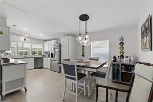 7048 Mt Essex Dr NE, Saint Petersburg, FL 33702 - Photo 11