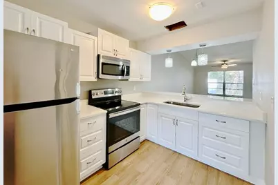 7135 Parkside Villas Drive N, Saint Petersburg, FL 33709 - Photo 3