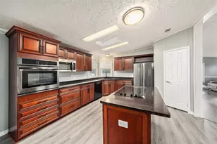 37617 Amigo Dr, Zephyrhills, FL 33541 - Photo 15