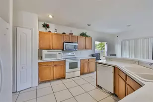 702 Cristelle Jean Dr, Ruskin, FL 33570 - Photo 9