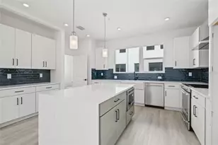 307 15th St N, Saint Petersburg, FL 33705 - Photo 15