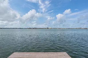 7092 S Shore Dr, Saint Petersburg, FL 33707 - Photo 1
