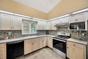 37157 Foxrun Pl, Zephyrhills, FL 33542 - Photo 7