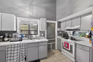 5601 Ashley Oaks Dr, Tampa, FL 33617 - Photo 5
