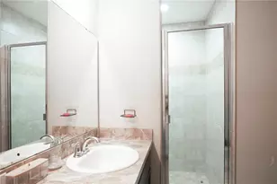 13123 Logan Captiva Ln, Gibsonton, FL 33534 - Photo 9