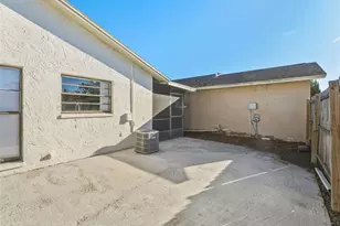 10707 Crowngate Ln, Tampa, FL 33624 - Photo 7