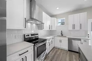 6910 Dartmouth Ave N, Saint Petersburg, FL 33710 - Photo 7