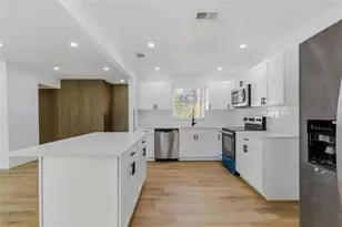 10906 N 28th St, Tampa, FL 33612 - Photo 13