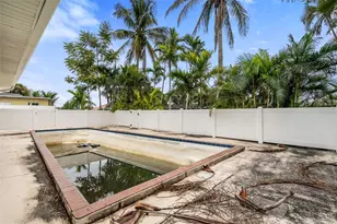 9570 Sun Isle Dr NE, Saint Petersburg, FL 33702 - Photo 11