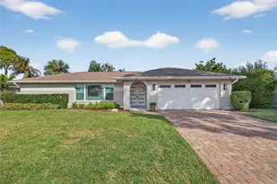 2043 Tanglewood Way NE, Saint Petersburg, FL 33702 - Photo 1