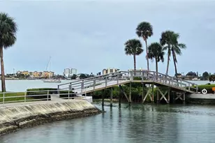 4550 Cove Cir, Saint Petersburg, FL 33708 - Photo 15