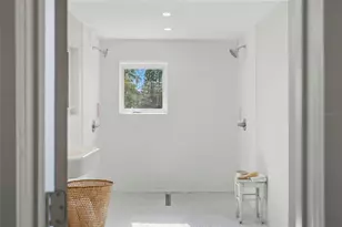 246 NE 19th Ave NE, Saint Petersburg, FL 33704 - Photo 23