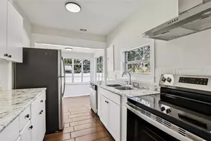 305 28th St S, Saint Petersburg, FL 33712 - Photo 17