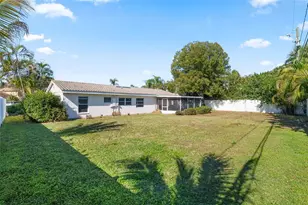 901 Eden Isle Blvd NE, Saint Petersburg, FL 33704 - Photo 7