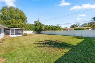 901 Eden Isle Blvd NE, Saint Petersburg, FL 33704 - Photo 11