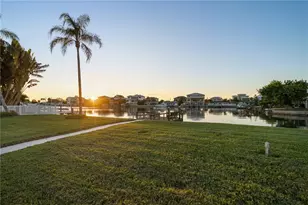 402 Harbor View Ln, Largo, FL 33770 - Photo 5