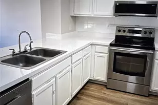 4755 Puritan Cir, Tampa, FL 33617 - Photo 3