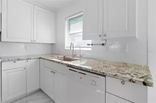 7050 Versailles N, Pinellas Park, FL 33781 - Photo 15