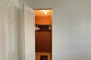 653 Mt Lancaster Ave NE, Saint Petersburg, FL 33702 - Photo 9