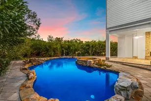 2002 Alexis Ct, Tarpon Springs, FL 34689 - Photo 9