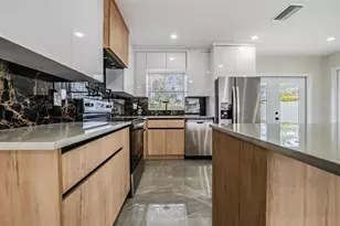 8217 Tanglewood Ln, Tampa, FL 33615 - Photo 9