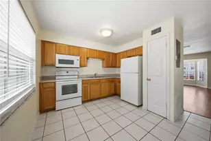 13542 Embassy Park Ct, Dade City, FL 33525 - Photo 9
