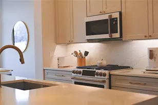 233 8th St N, Saint Petersburg, FL 33701 - Photo 7