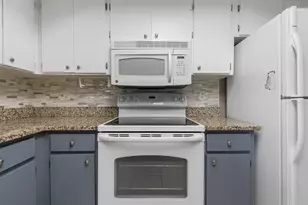 2125 Hailstone Cir, Sun City Center, FL 33573 - Photo 7