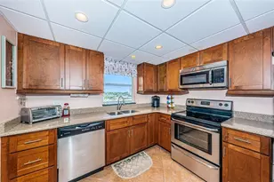 4750 Cove Cir, Saint Petersburg, FL 33708 - Photo 3