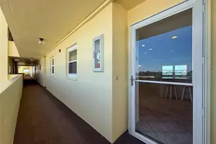 4550 Cove Cir, Saint Petersburg, FL 33708 - Photo 3