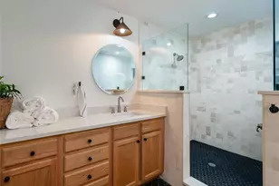 8303 N River Oaks Ct, Tampa, FL 33617 - Photo 21